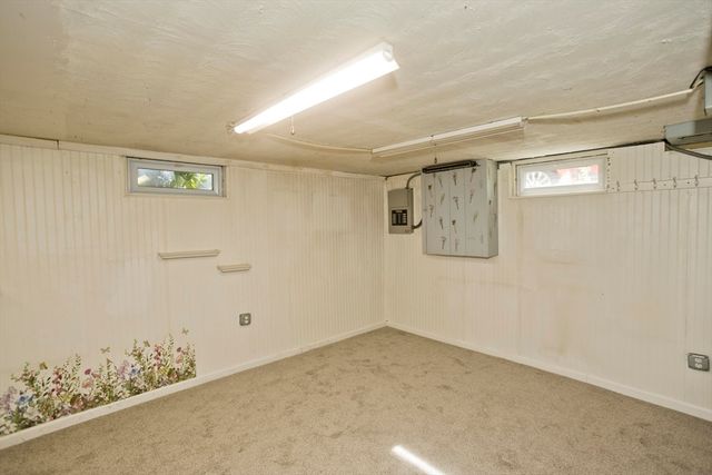 93 Moss Rd, Springfield, MA 01119