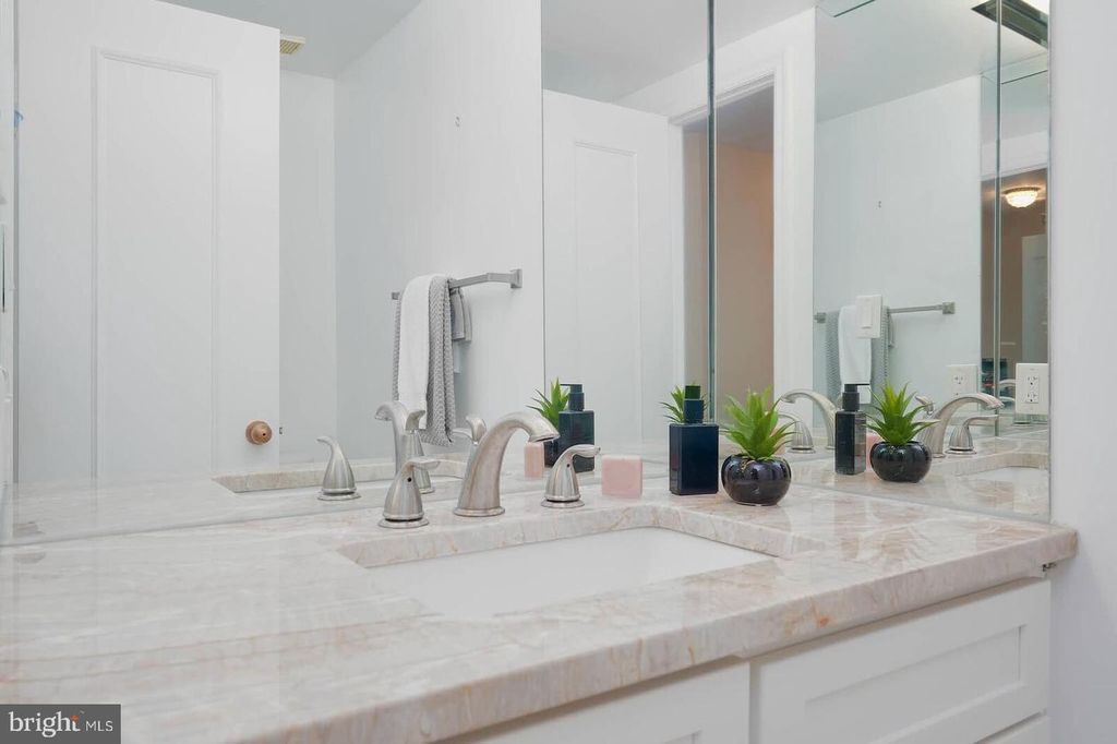 Image 12 of property listing at 5802 NICHOLSON LN #2-604, North Bethesda, MD 20852