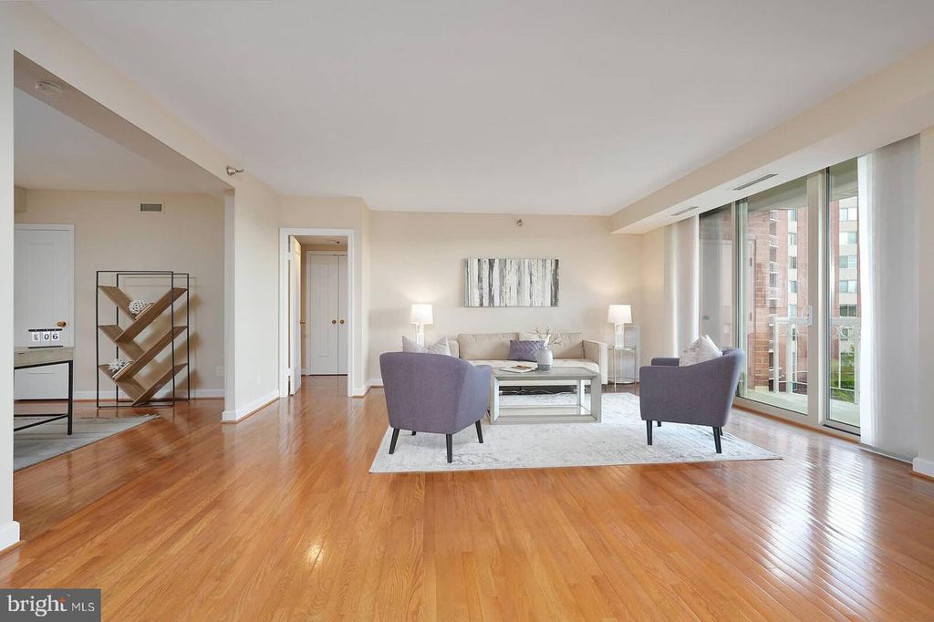 Image 2 of property listing at 5802 NICHOLSON LN #2-604, North Bethesda, MD 20852