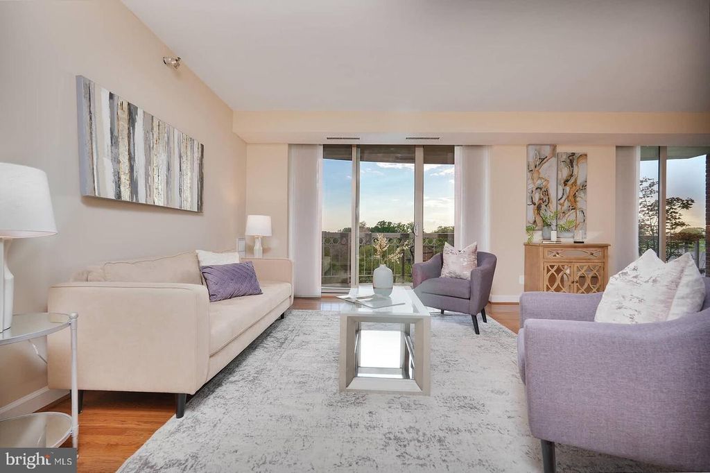 Image 3 of property listing at 5802 NICHOLSON LN #2-604, North Bethesda, MD 20852