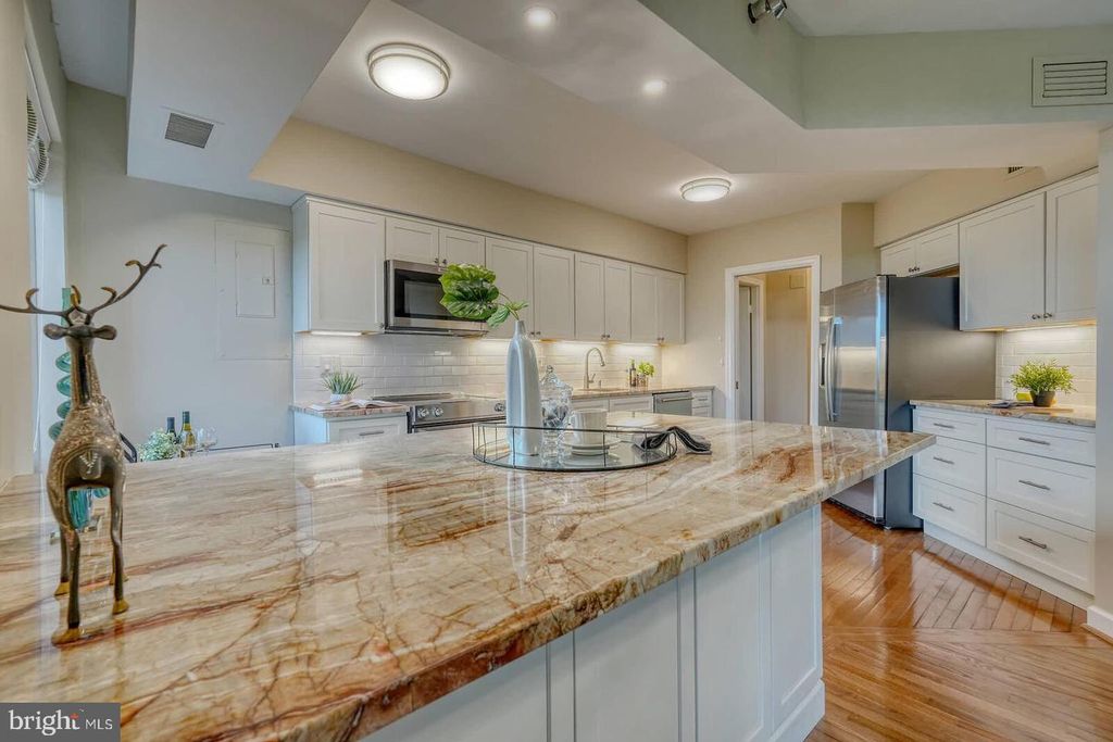 Image 7 of property listing at 5802 NICHOLSON LN #2-604, North Bethesda, MD 20852