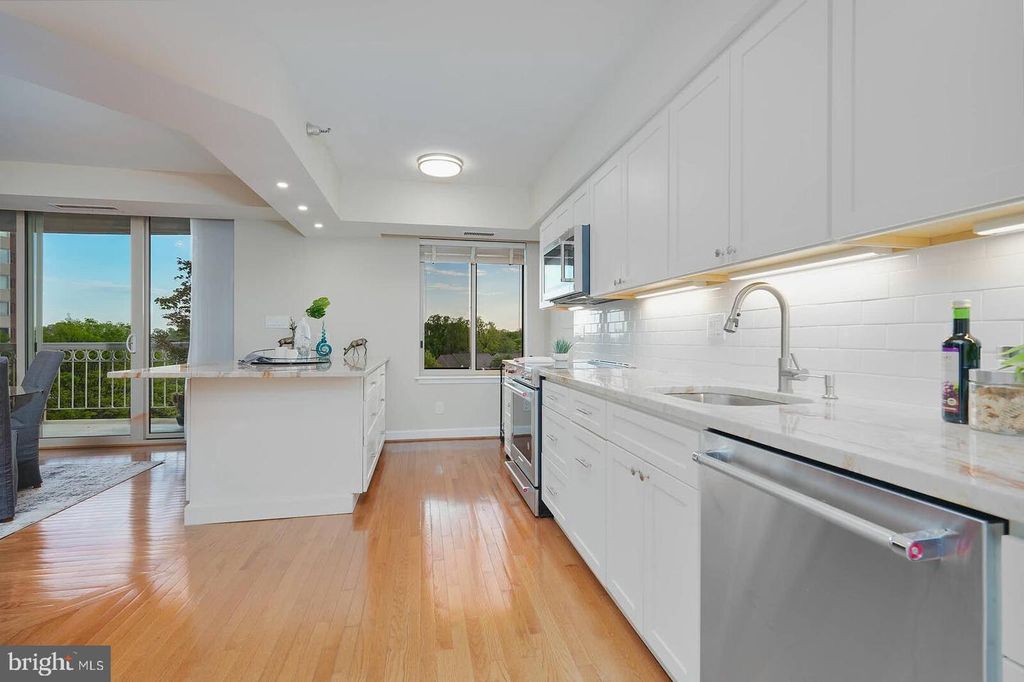 Image 9 of property listing at 5802 NICHOLSON LN #2-604, North Bethesda, MD 20852