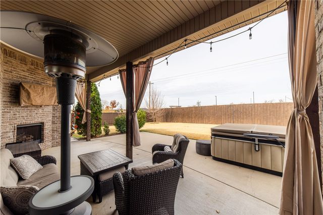 5805 W Murfield Drive, Rogers, AR 72758