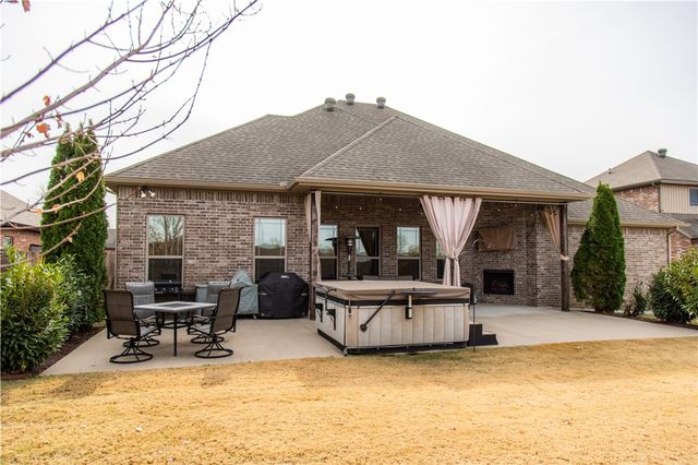 5805 W Murfield Drive, Rogers, AR 72758