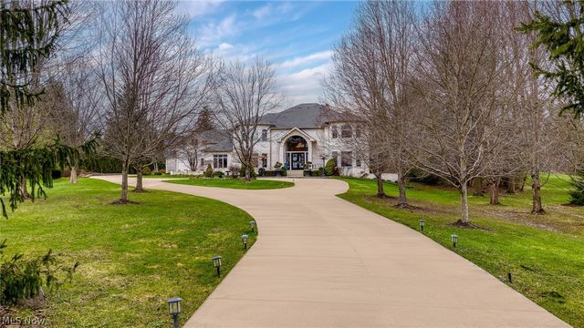 25 Brandon Court, Moreland Hills, OH 44022