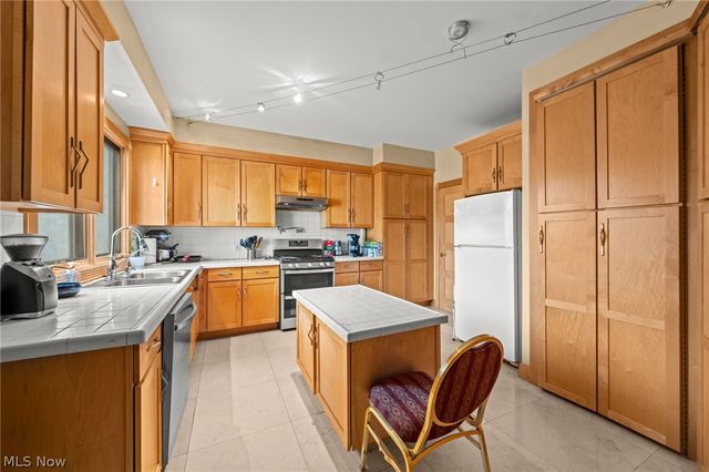 25 Brandon Court, Moreland Hills, OH 44022