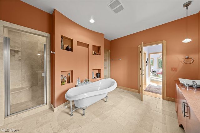 25 Brandon Court, Moreland Hills, OH 44022