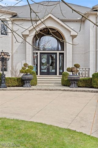 25 Brandon Court, Moreland Hills, OH 44022