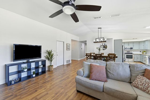 9663 Elmira Cir, Sacramento, CA 95827