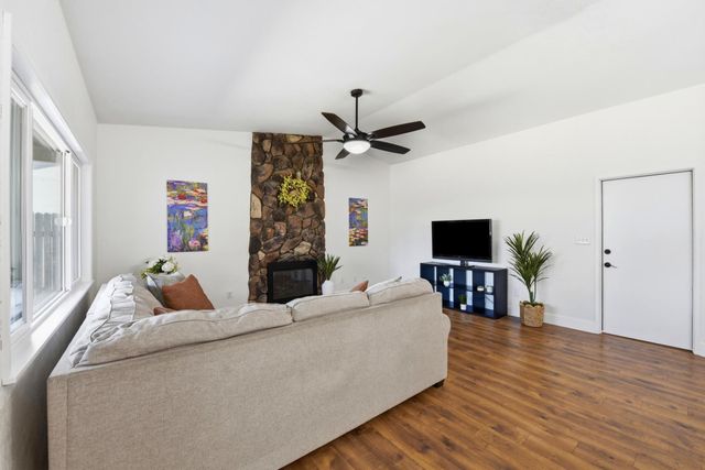 9663 Elmira Cir, Sacramento, CA 95827