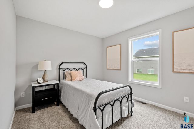 6300 W Goldberg Dr Drive, Sioux Falls, SD 57107