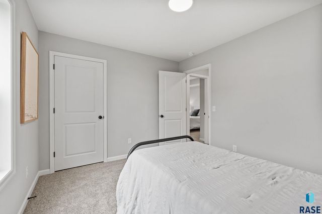 6300 W Goldberg Dr Drive, Sioux Falls, SD 57107