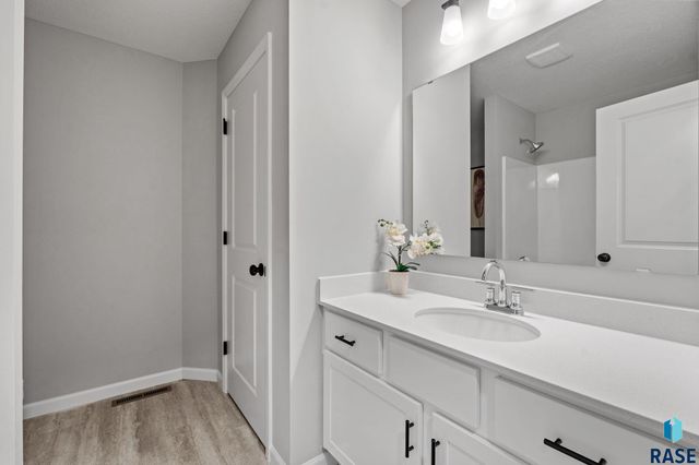 6300 W Goldberg Dr Drive, Sioux Falls, SD 57107