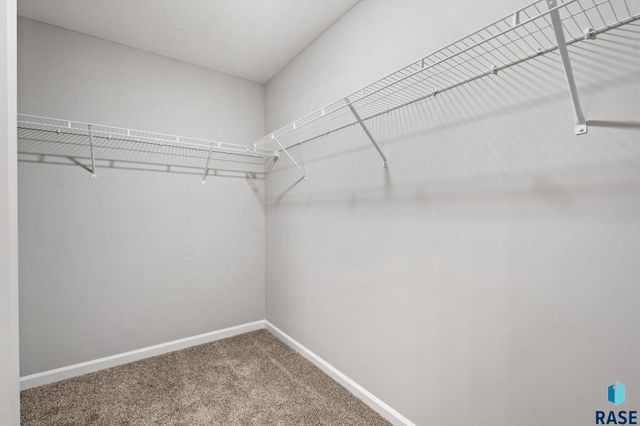 6300 W Goldberg Dr Drive, Sioux Falls, SD 57107