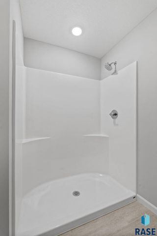 6300 W Goldberg Dr Drive, Sioux Falls, SD 57107