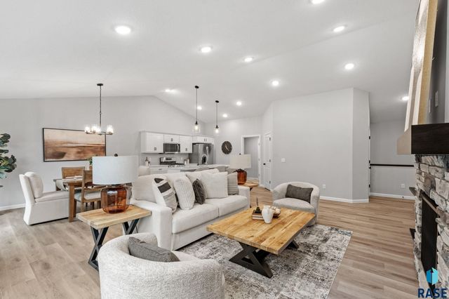 6300 W Goldberg Dr Drive, Sioux Falls, SD 57107