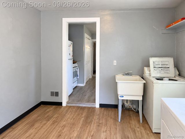 7542 Meadow Avenue, Warren, MI 48091