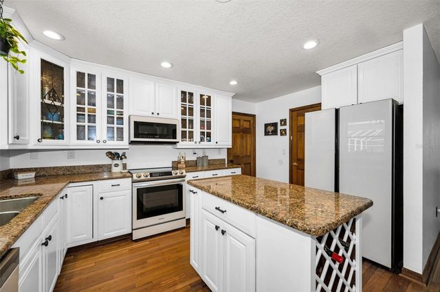 11046 LAKEVIEW DRIVE, New Port Richey, FL 34654