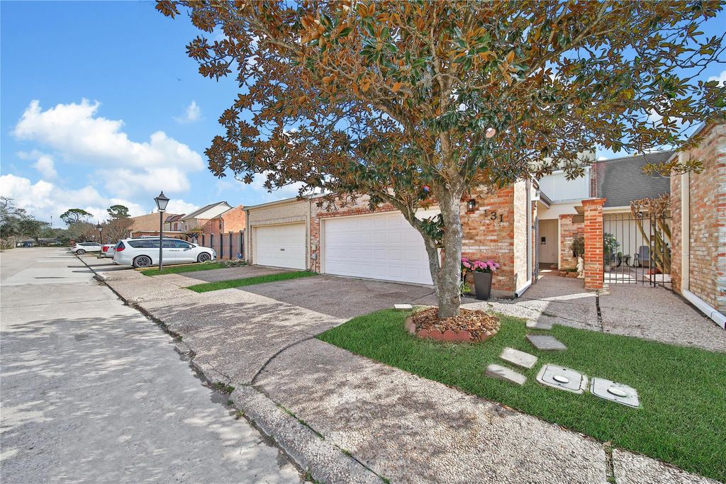 131 Phanturn Lane, Bellaire, TX 77401