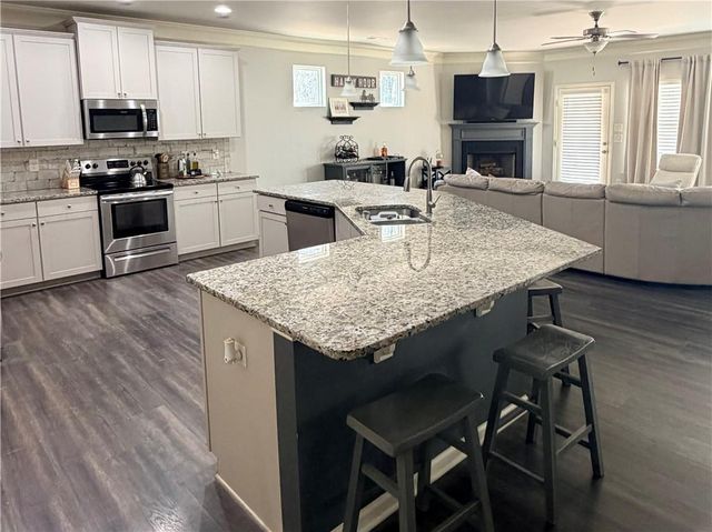 311 Eagles Bluff Way, Hoschton, GA 30548