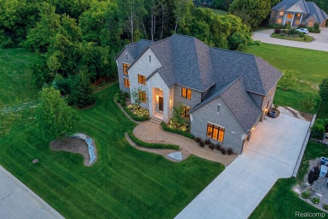 3836 Coachwood Lane, Rochester Hills, MI 48309