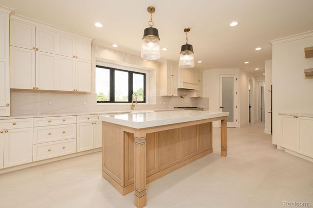 3836 Coachwood Lane, Rochester Hills, MI 48309