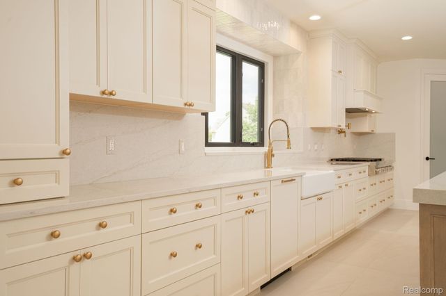 3836 Coachwood Lane, Rochester Hills, MI 48309
