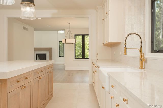 3836 Coachwood Lane, Rochester Hills, MI 48309