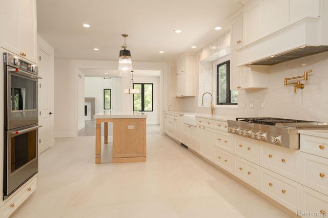 3836 Coachwood Lane, Rochester Hills, MI 48309