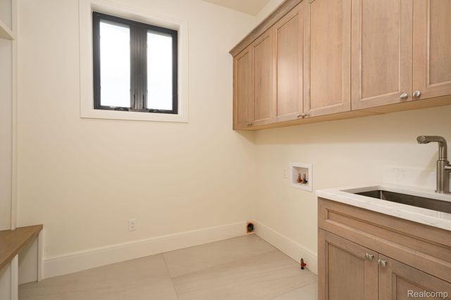 3836 Coachwood Lane, Rochester Hills, MI 48309