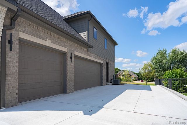 3836 Coachwood Lane, Rochester Hills, MI 48309