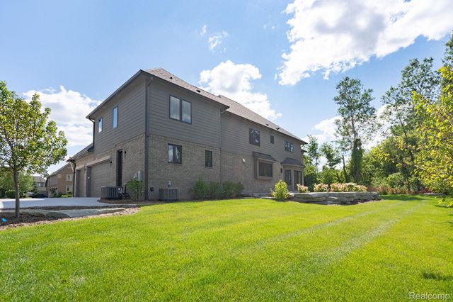 3836 Coachwood Lane, Rochester Hills, MI 48309