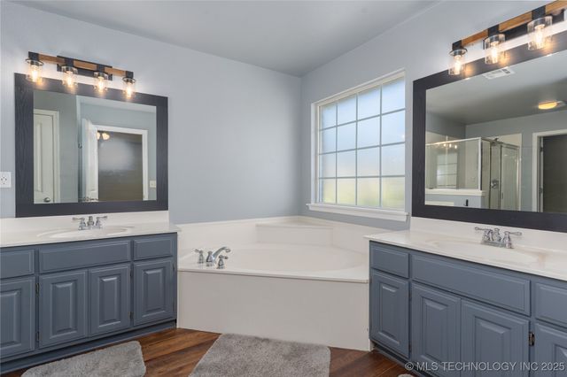 11710 S Willow Place, Jenks, OK 74037