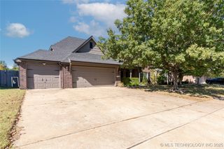 11710 S Willow Place, Jenks, OK 74037