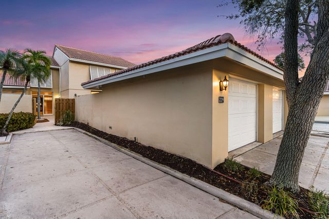 229 Old Meadow Way, Palm Beach Gardens, FL 33418