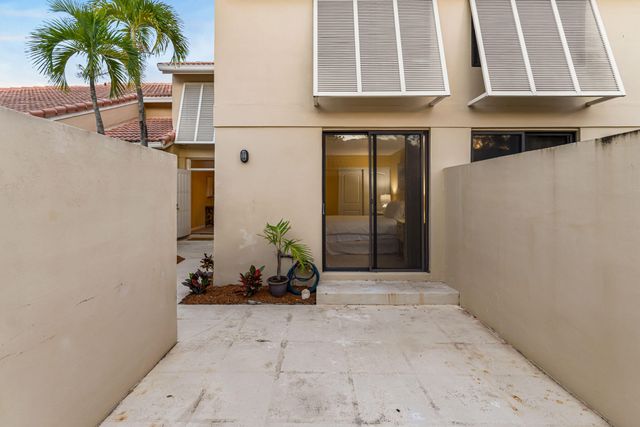 229 Old Meadow Way, Palm Beach Gardens, FL 33418