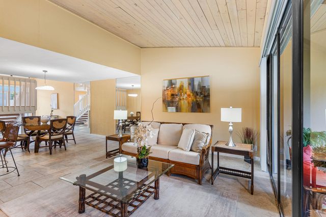 229 Old Meadow Way, Palm Beach Gardens, FL 33418