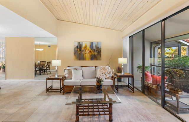 229 Old Meadow Way, Palm Beach Gardens, FL 33418