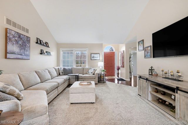 223 Primrose Lane, Flushing, MI 48433