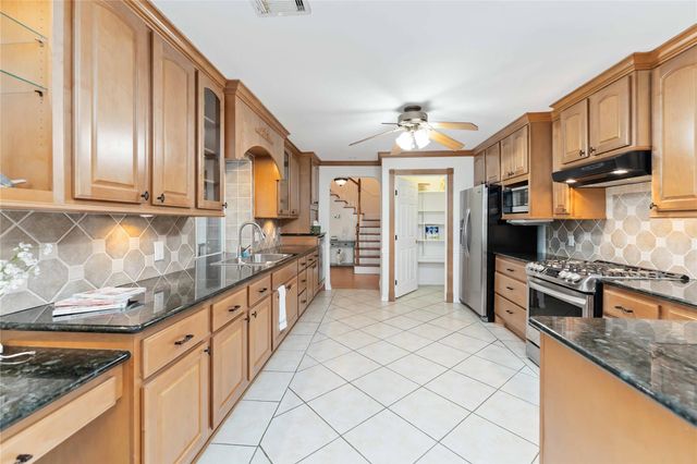 606 Packer Court, Webster, TX 77598