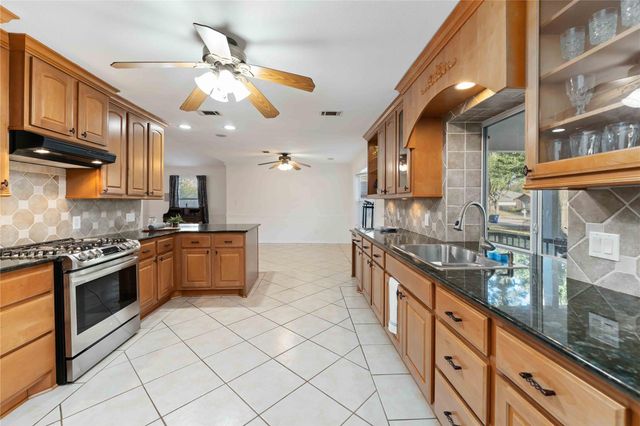 606 Packer Court, Webster, TX 77598