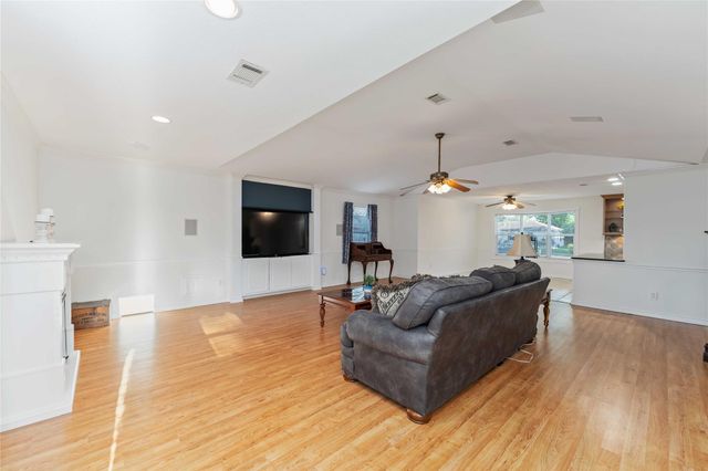 606 Packer Court, Webster, TX 77598