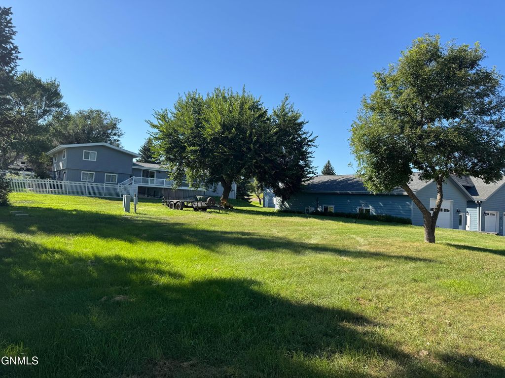 509 2nd Street NW, Watford City, ND 58854 photo 2