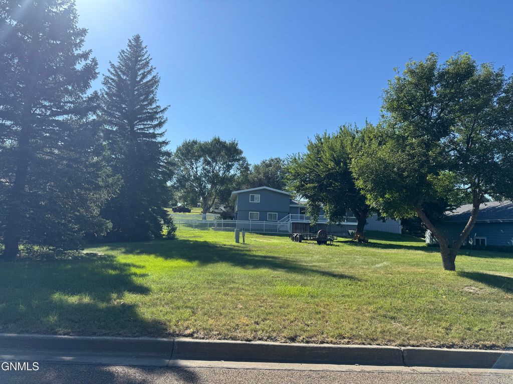 509 2nd Street NW, Watford City, ND 58854 photo 3