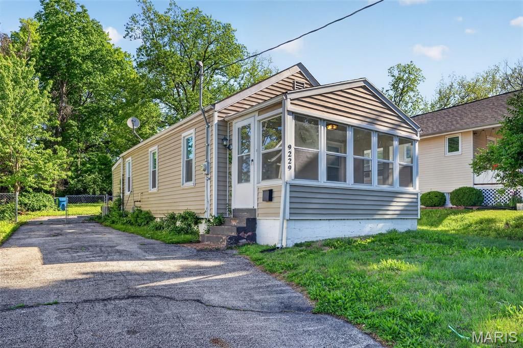 9229 Arline Avenue, St Louis, MO 63114