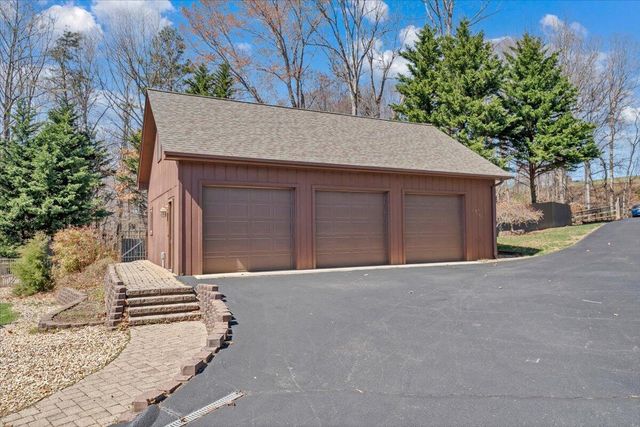 103 Twin Cove TRL, Moneta, VA 24121