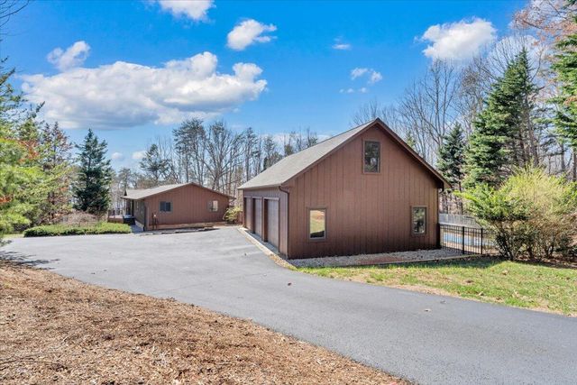 103 Twin Cove TRL, Moneta, VA 24121