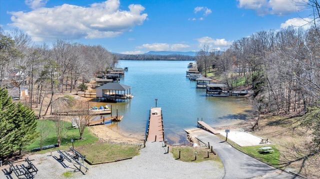 103 Twin Cove TRL, Moneta, VA 24121