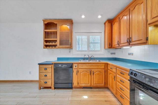 103 Twin Cove TRL, Moneta, VA 24121