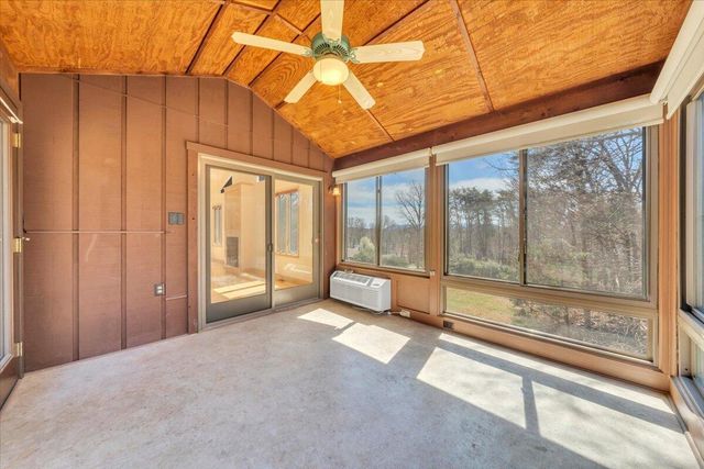 103 Twin Cove TRL, Moneta, VA 24121